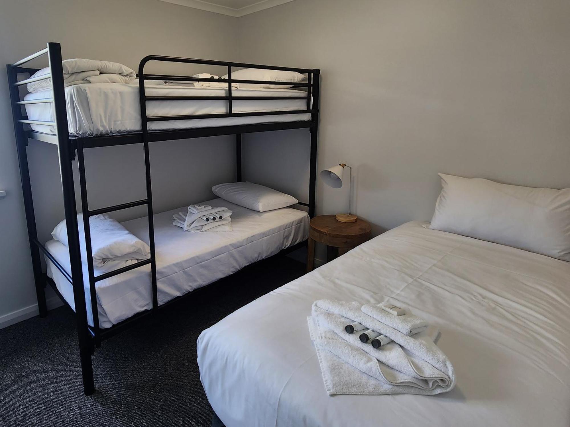 Big4 Perth Midland Tourist Park Hotel Middle Swan Room photo